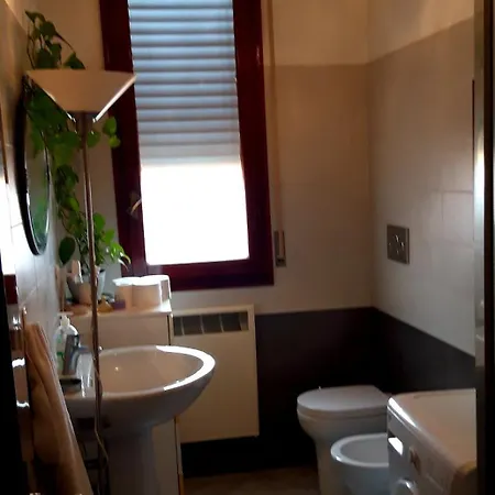 Camera Luminosa Ed Elegante Konukevi Bolonya